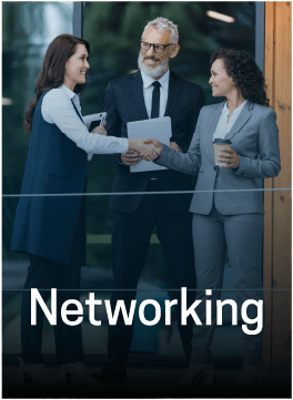 Asistentes haciendo networking en el evento